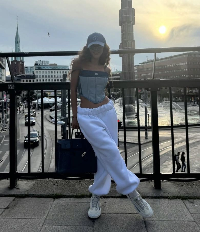 ميريام فارس تعتمد لوك رياضي مريح في ستوكهولم وحقيبة هيرميس